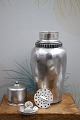 Silvered cocktail shaker from the 50s. Height: 22,5cm.