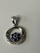 Pendant, with blue sapphire and inlaid diamonds, in 14 carat white gold.Length: 1.9 cm.