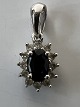 Pendant, with blue sapphire and inlaid diamonds, in 14 carat white gold.Length: 1.4 cm.
