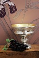 Decorative, old bunch of grapes in glass with vine leaves in green jade. Length: 14cm.