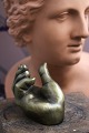 Decorative old hand in solid bronze. H: 6.5cm. L: 10.5cm. W: 7cm. Decorative just as it is, or ...