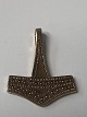 Thor's hammer pendant in 8 Karat gold.Height. 2.1 cm.Width. 1.7 cm.Stamped HS HSThe ...