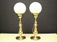 Couple brass 
lamps with 
white glass 
shades - Can 
both stand and 
hang
Height 46 cm
Lamperne ...