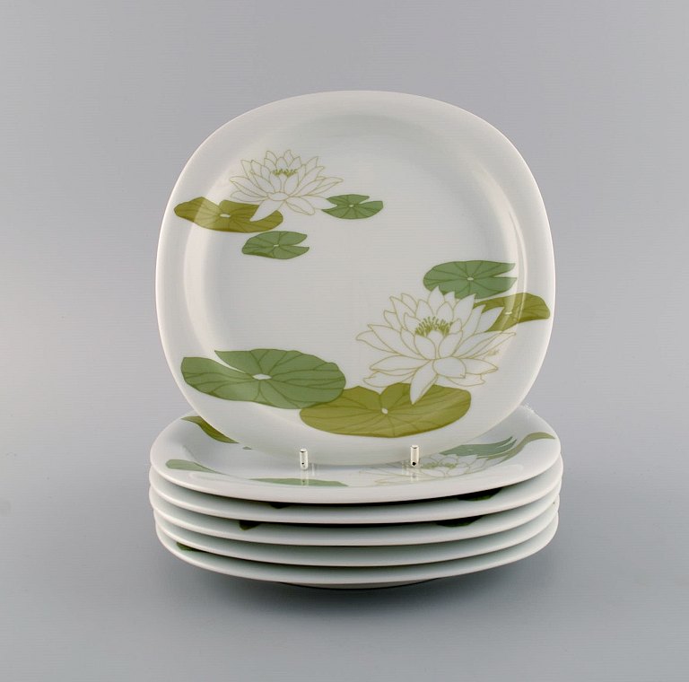 Timo Sarpaneva for Rosenthal. Six rare Suomi porcelain lunch plates decorated 
with water lilies. 1970s / 80s.
