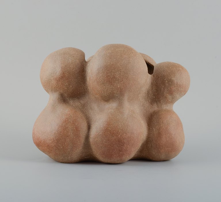 Christina Muff, dansk samtidskeramiker (f. 1971).Golden brown unglazed stoneware vessel. Unique, hand modelled organic shape. Clear glaze inside.