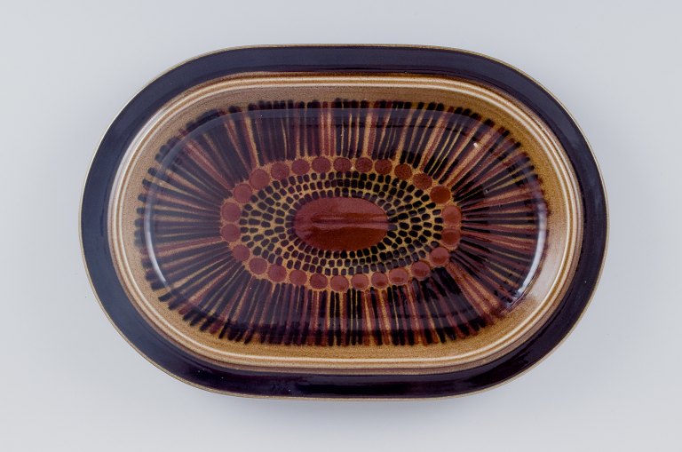 Gunvor Olin-Grönqvist for Arabia, Finland, large "Cosmos" stoneware dish in 
retro style.