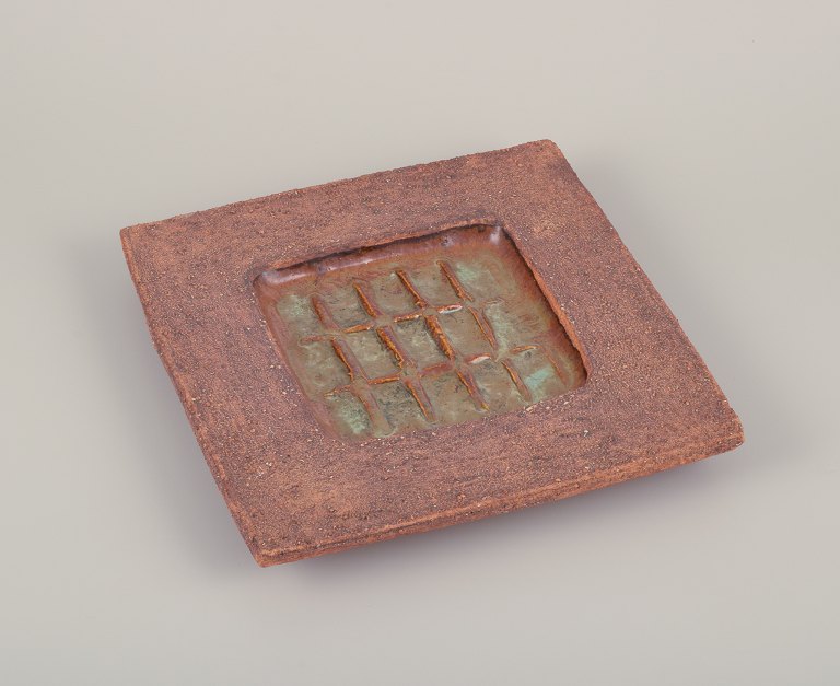 Curt Magnus Addin (1931-2007), Swedish ceramist. Own studio.
Square unique ceramic dish in a modernist style. Chamotte clay.