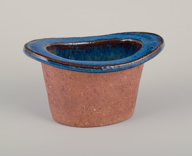 Curt Magnus Addin (1931-2007), Swedish ceramist. Own studio.
Unique ceramic vase in a modernist style. Chamotte clay. Blue interior glaze.