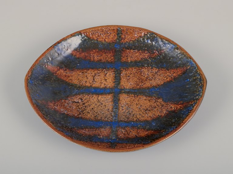 Mari Simmulson (1911-2000) for Upsala Ekeby, Sweden. Low ceramic bowl with glaze 
in blue and ochre tones.