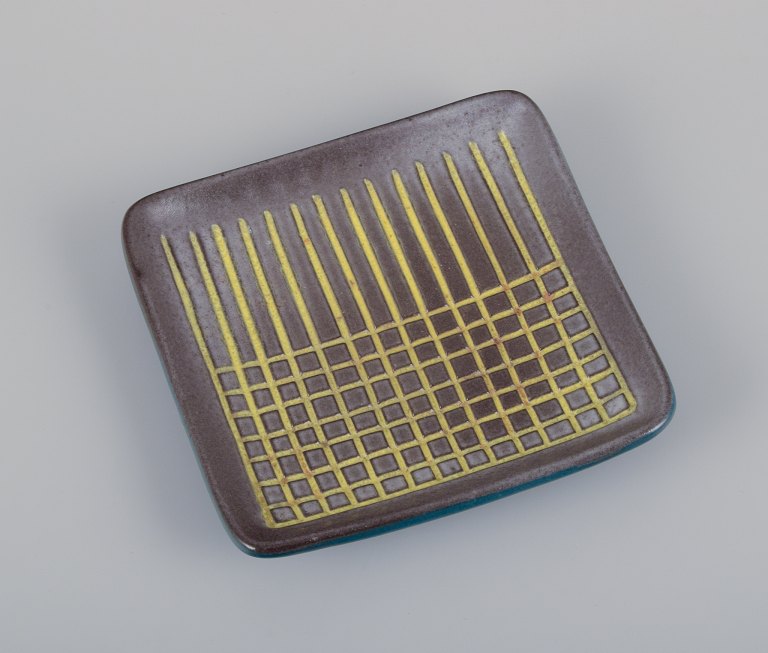 Hjördis Oldfors (1920-2014) for Upsala Ekeby. Ceramic tray with glaze in yellow, 
brown, and blue tones. Geometric pattern.