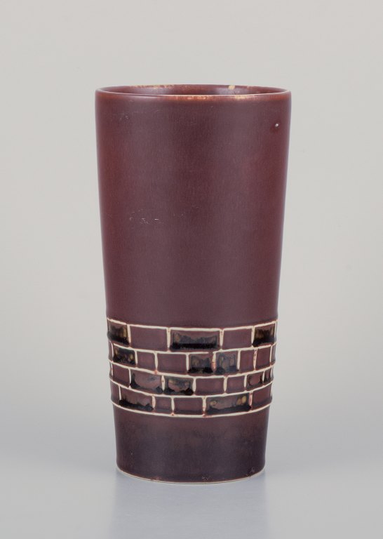 Hertha Bengtsson (1917-1993) for Rörstrand. Ceramic vase with glaze in shades of 
brown. Geometric pattern.