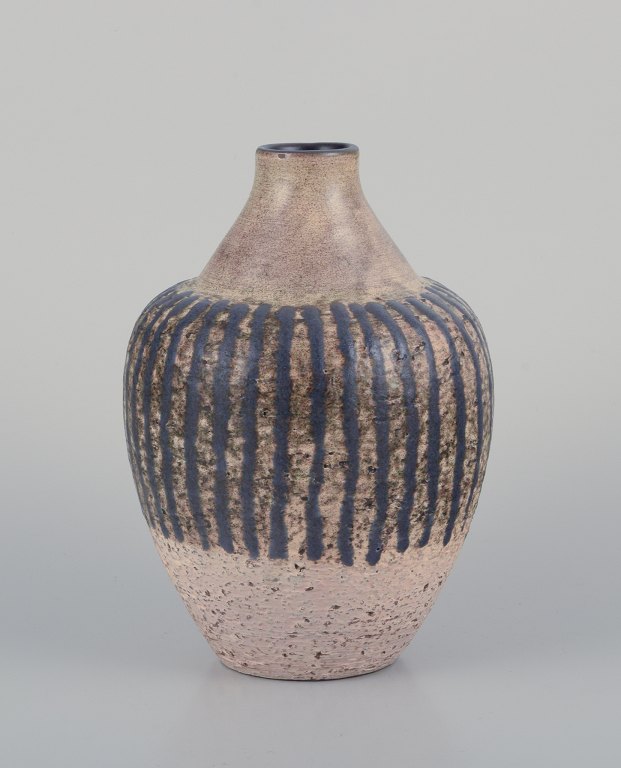 Mari Simmulson (1911-2000) for Upsala Ekeby, Sweden. Ceramic vase in a modernist 
style. Decorated with dark blue stripes on a sandy background.