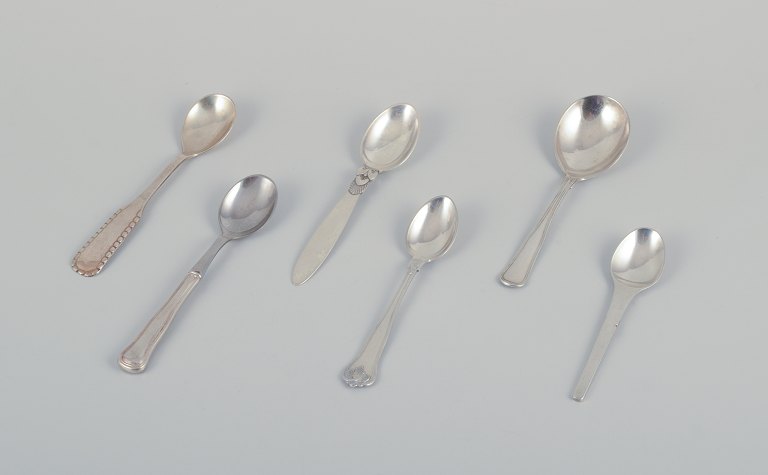 Georg Jensen, Cohr, and other Danish silversmiths.
Five coffee spoons and a marmalade spoon in Sterling silver and 830 silver.