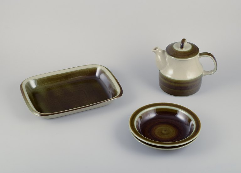 Marianne Westman (1928-2017) for Rörstrand, Sweden. Four pieces of "Maya" 
stoneware. A teapot, two deep plates, and a large serving dish in stoneware.