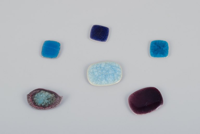 Ole Bjørn Krüger (1922-2007), Danish sculptor and ceramicist.
Six unique glazed stoneware brooches in blue and purple hues.