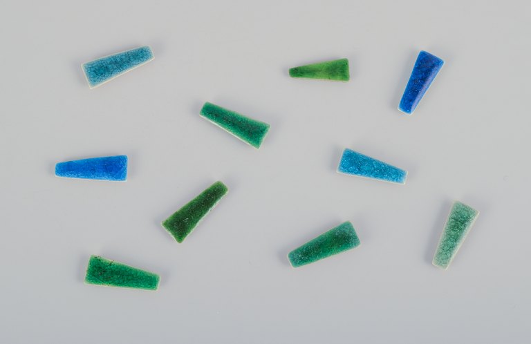 Ole Bjørn Krüger (1922-2007), Danish sculptor and ceramicist.
Ten unique brooches in glazed stoneware in blue and green hues.