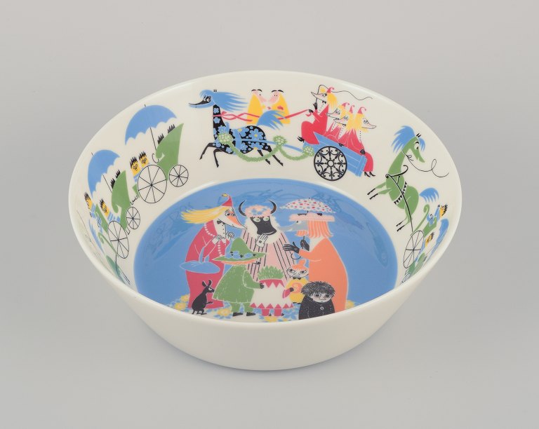 Arabia, Finland. Large porcelain bowl. Featuring illustrations from the Moomins.