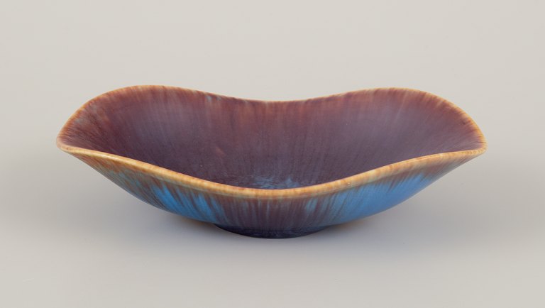 Gunnar Nylund for Rörstrand, Sweden.
Rectangular ceramic bowl, glazed in blue-brown tones.