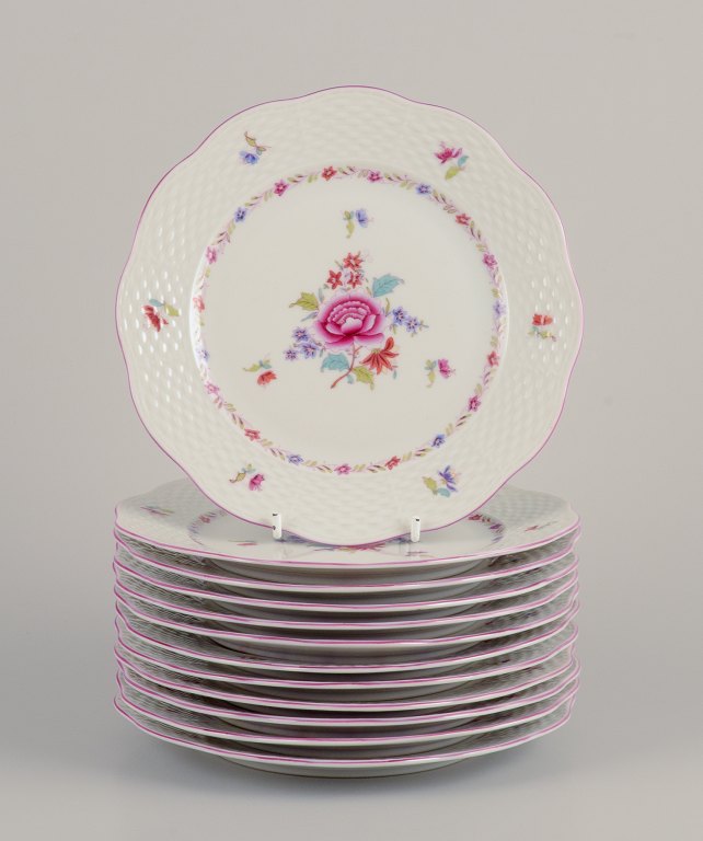 Herend, a set of twelve porcelain plates.
Hand-painted with polychrome floral motifs.