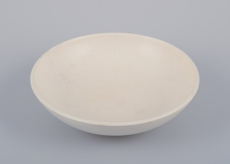 Suzanne Ramié (1905-1974) for Atelier Madoura, France.
Round unique ceramic bowl, elegantly modernist design.