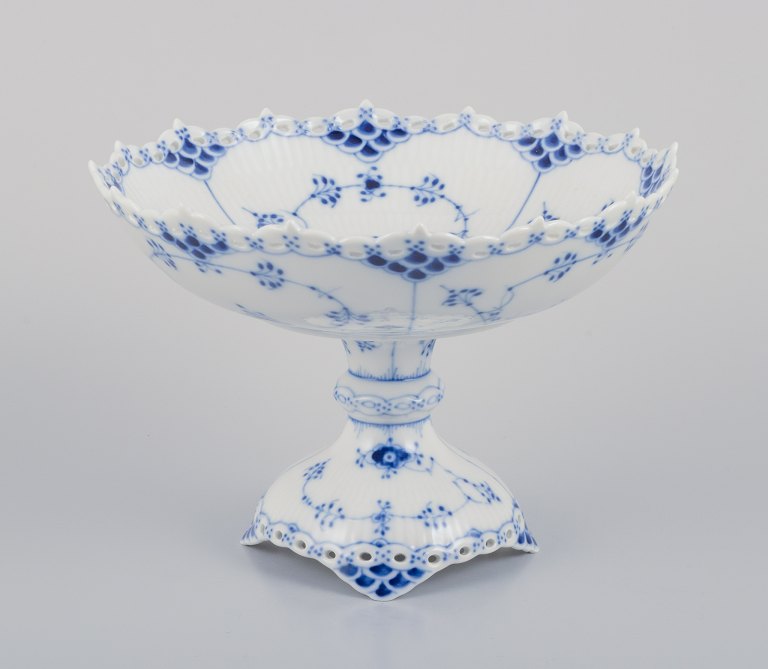 Royal Copenhagen Blue Fluted Full Lace, centerpiece.