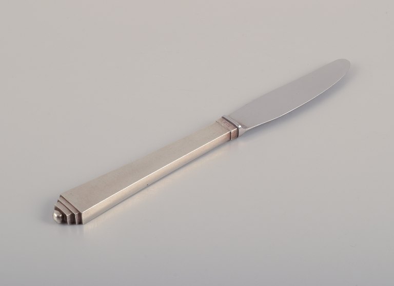 Georg Jensen Pyramid.
Long-handled dinner knife in sterling silver with stainless steel blade.