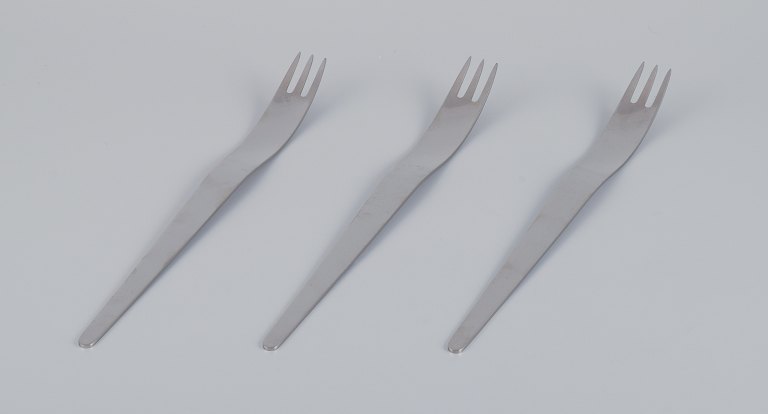 Arne Jacobsen for Georg Jensen. Modernist AJ flatware.
Three long salad forks in stainless steel.