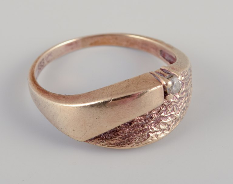 Danish 8 karat gold ring.
Adorned with a brilliant-cut diamond.