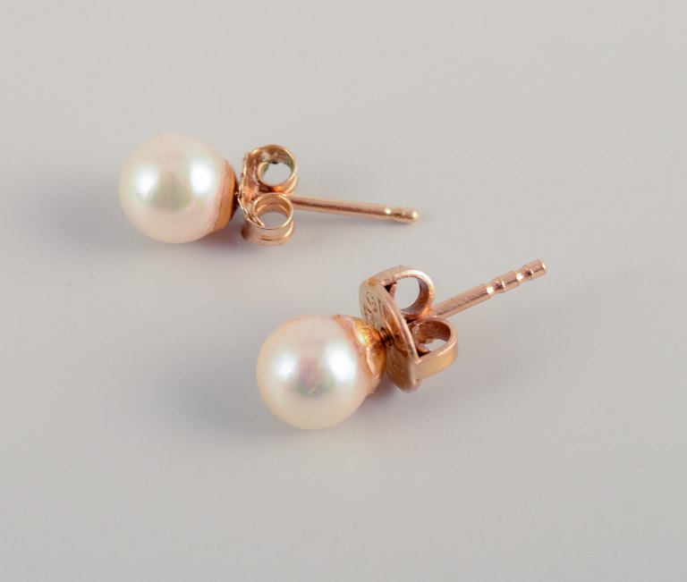 Swedish goldsmith. A pair of classic ear studs in 18 karat gold adorned with 
cultured pearls.