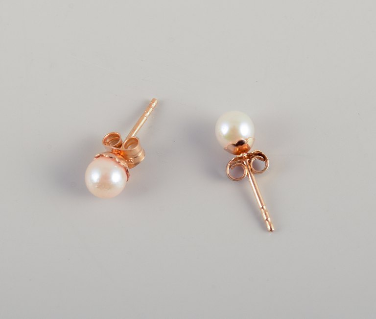 Swedish goldsmith. A pair of classic ear studs in 18 karat gold adorned with 
cultured pearls.