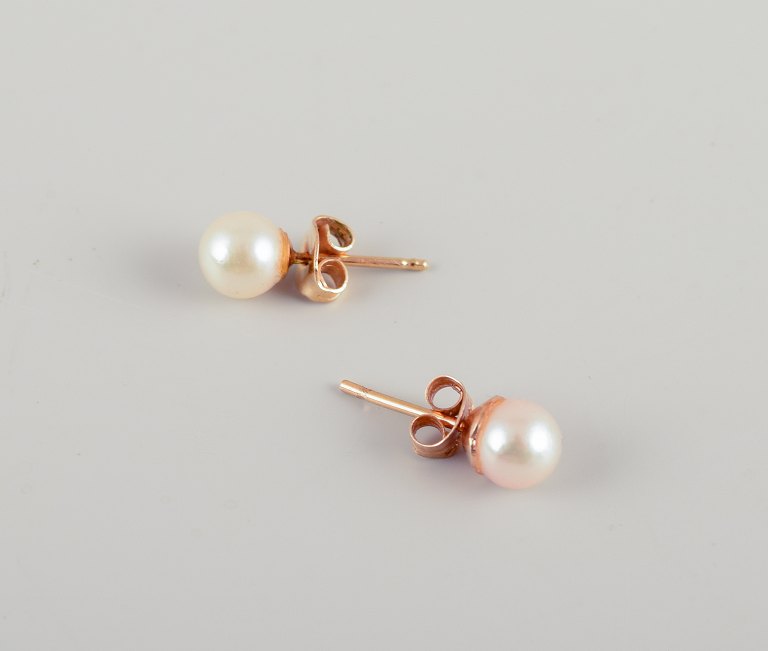 Swedish goldsmith. A pair of classic ear studs in 18 karat gold adorned with 
cultured pearls.