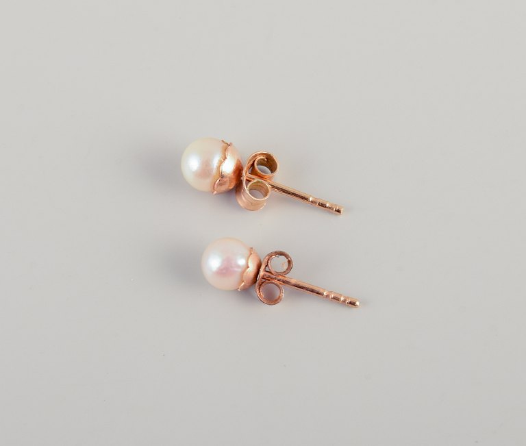 Swedish goldsmith. A pair of classic ear studs in 18 karat gold adorned with 
cultured pearls.