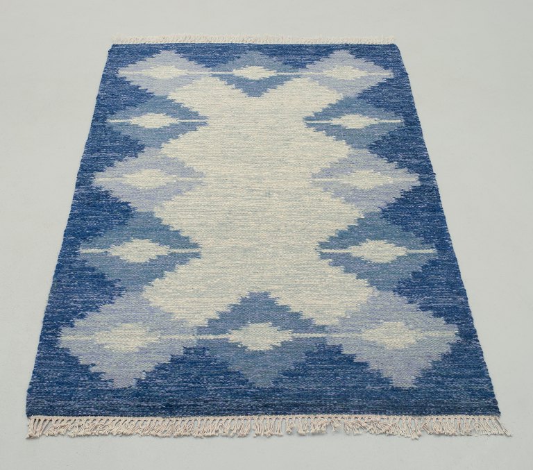 Swedish textile designer.
Handwoven carpet in pure wool. Rölakan technique.