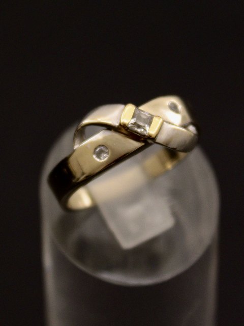 14 carat gold ring  with clear stones