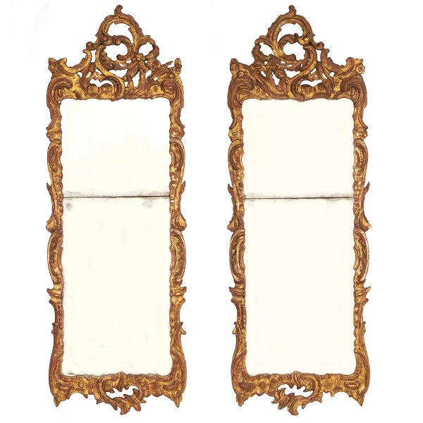 Et par forgyldte rokoko spejle. Slesvig-Holsten ca. år 1760. H: 156cm. B: 57cm