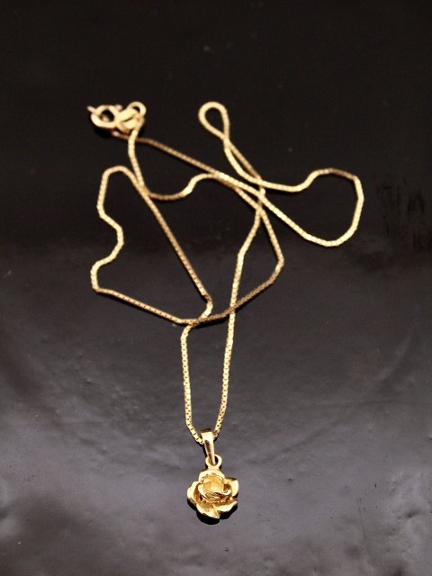 8 carat gold necklace and rose pendant