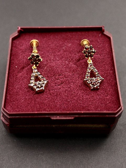 830 gold-plated silver ear rings with garnets