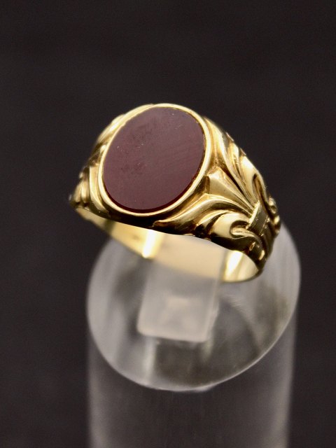 8 carat gold ring  with carnelian