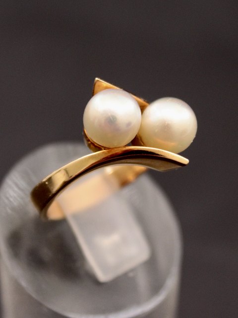 14 carat gold ring with 2 genuine pearls