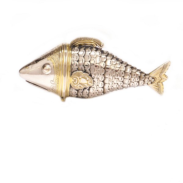 Silver vinaigrette in the shape of a fish by Berthold Sørensen Rosendahl, 
1753-99, Aabenraa. L: 8,5cm. W: 53,7gr