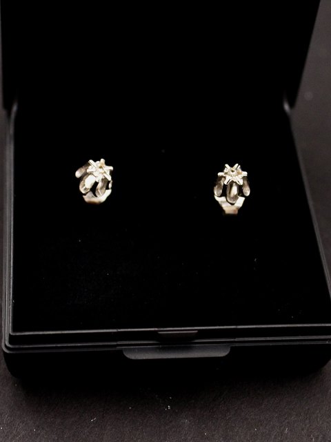 14 carat white gold ear studs with diamond