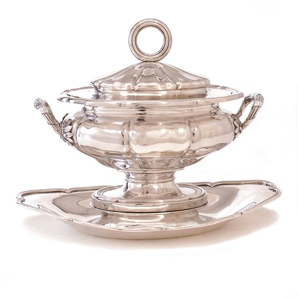 An important small partly gilt mid 19th century Russian caviar silver tureen. 
Weight: 1.760gr. Moscow circa 1850. Makers mark Sazikov. H: 20cm. L: 27cm