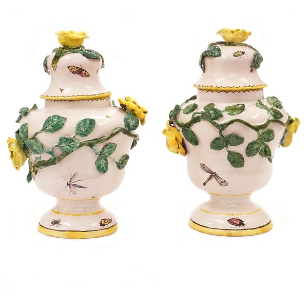 Pair of lidded mid 18th century faiecne vases. Eckernförde 1765-68. H: 26cm