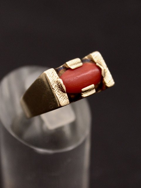 8 carat gold ring  with coral