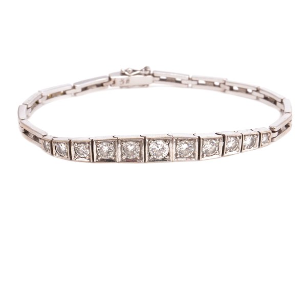 18kt white gold bracelet with 11 diamonds ca. 0,03-0,25ct. Ca. total of 1,2ct. 
L: 19cm