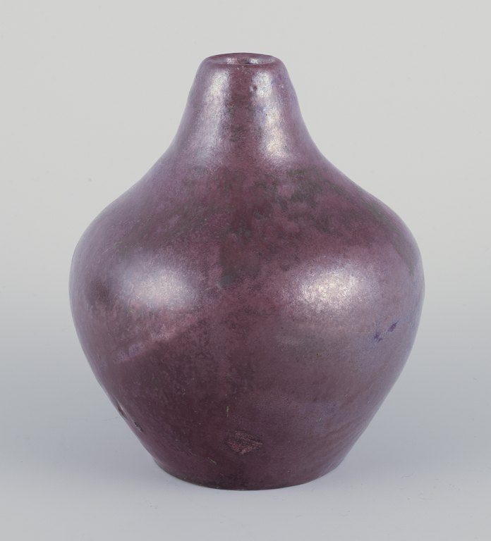 Søren Kongstrand.
Vase i lustreglasur. Unika.