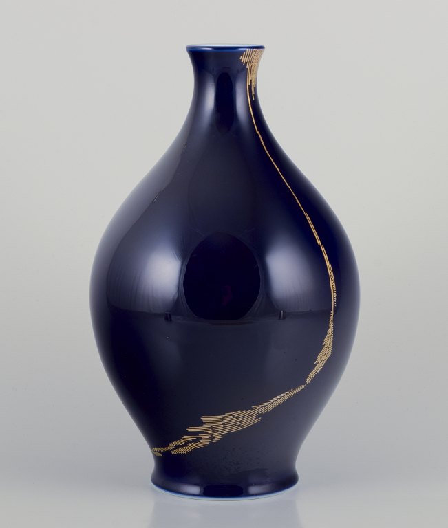 James Guitet (1925–2010) for Sèvres.
Large unique porcelain vase.