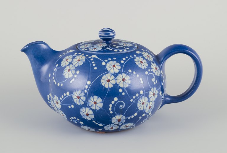 Kähler, Denmark.Large "Marguerite" teapot with blue glaze.
