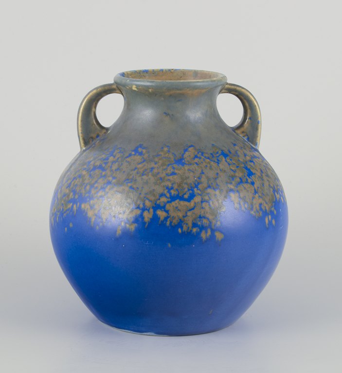 Villeroy & Boch, Luxembourg.
Large unique ceramic jar with two handles.