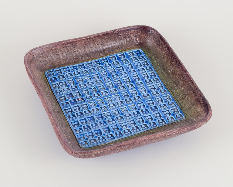 Aldo Londi (1911–2003) for Bitossi, Italy.
Square bowl on feet.